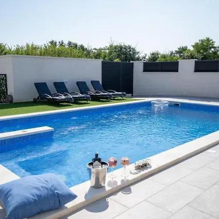 בית נופש Ferienhaus In Privlaka Mit Privatem Pool - B60215
